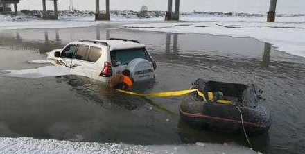 卡車陷入冰河，藍天救援隊用電動絞盤拖拽車輛